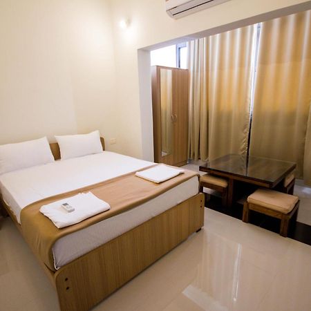 Monarch Palms Apartments, Candolim Goa 칸돌림 외부 사진