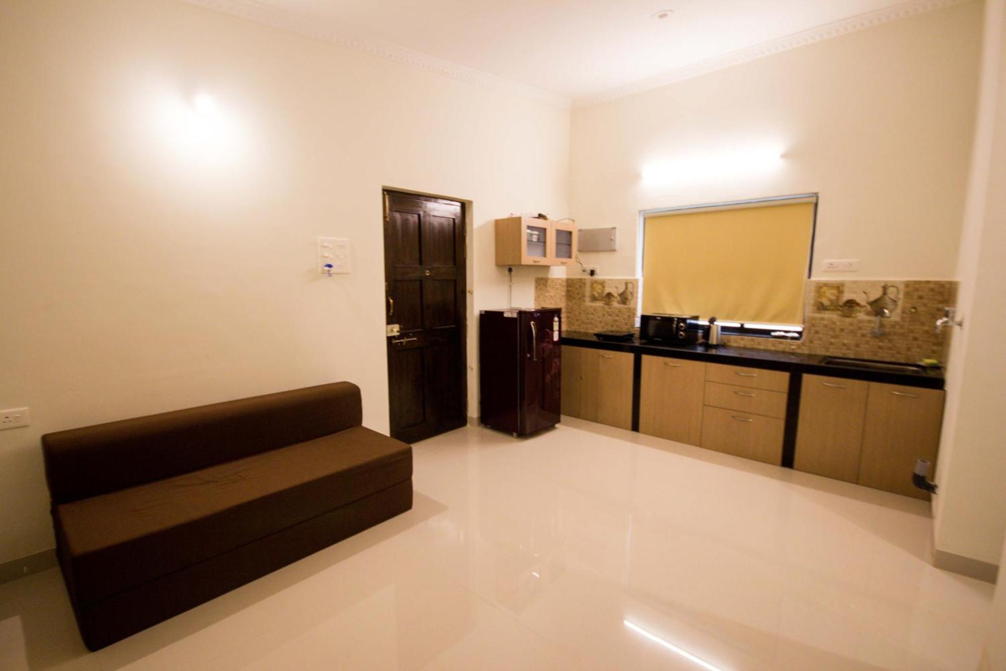 Monarch Palms Apartments, Candolim Goa 칸돌림 외부 사진
