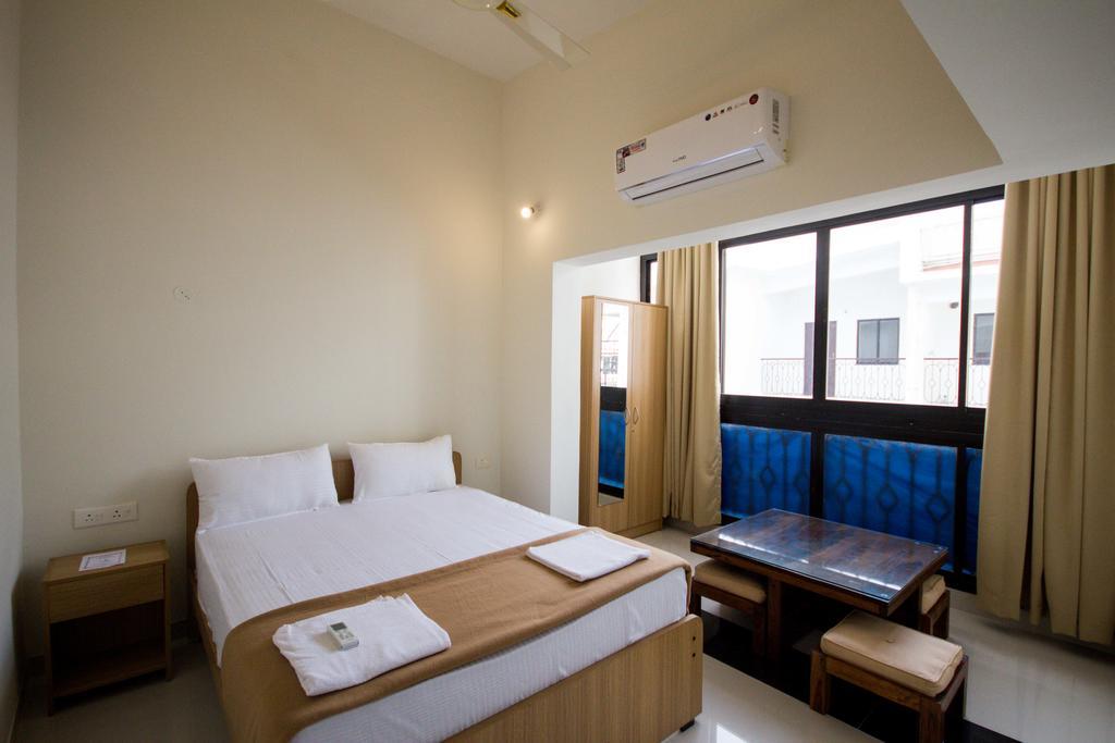Monarch Palms Apartments, Candolim Goa 칸돌림 외부 사진